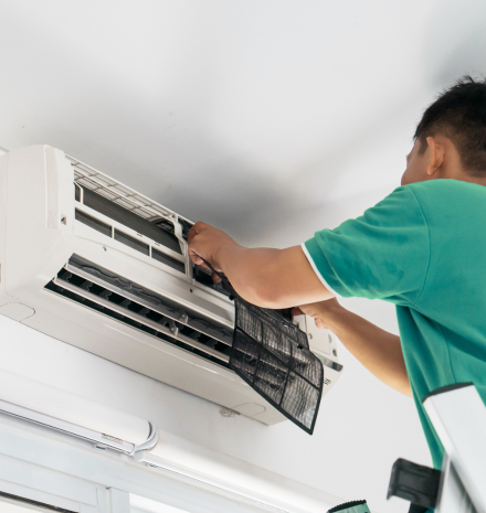Especialista reparando aire acondicionado en hogar
